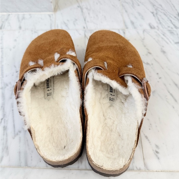 Tan suede shearling lined Birkenstock clogs - Picture 2 of 4